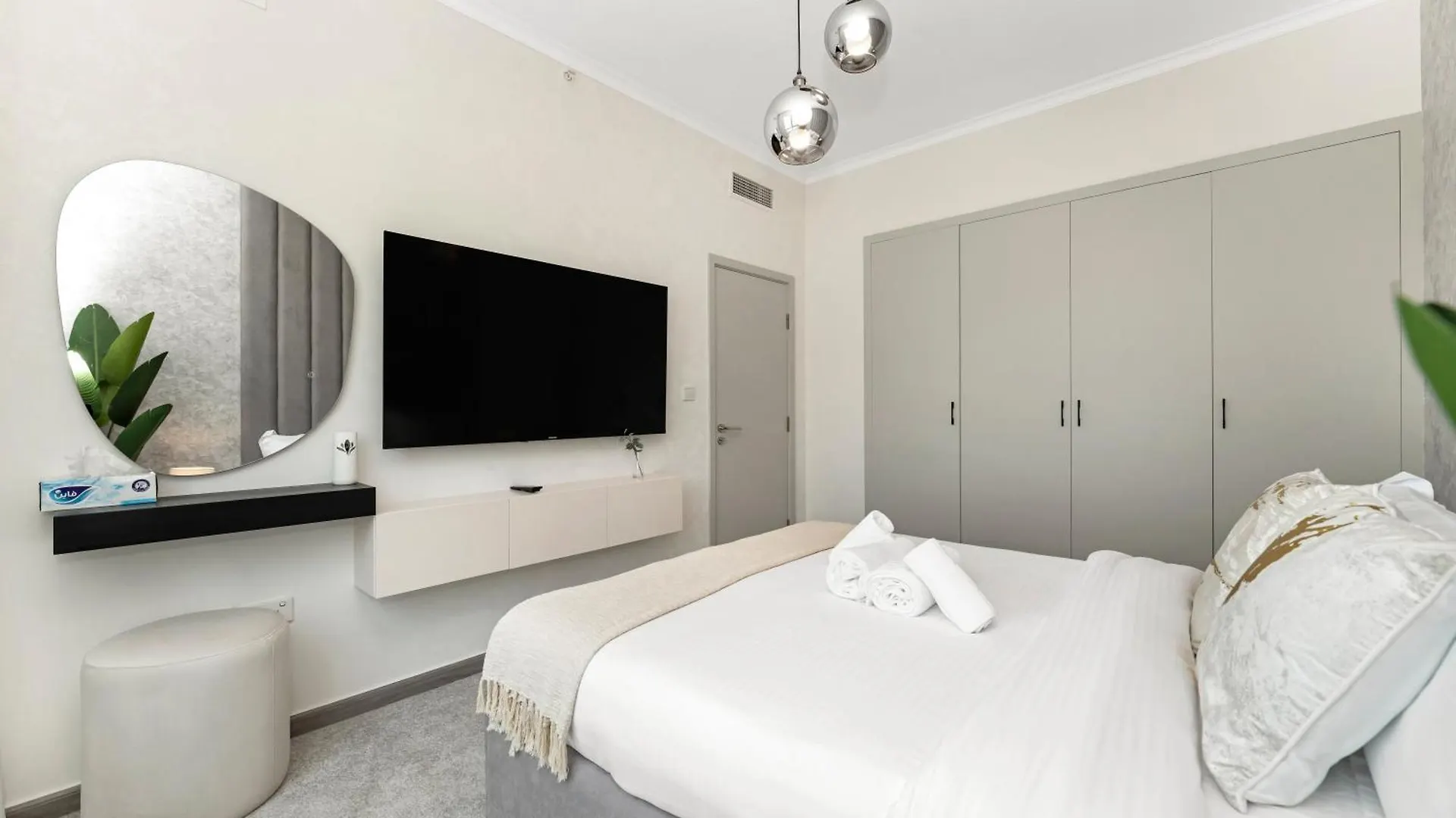 Luxe 4 Bedroom Apartment I Burj Khalifa & Fountain Views I Free Gym, Pool, Parking, Wi-Fi And Ps5 I By Skyline Serenity Dubai