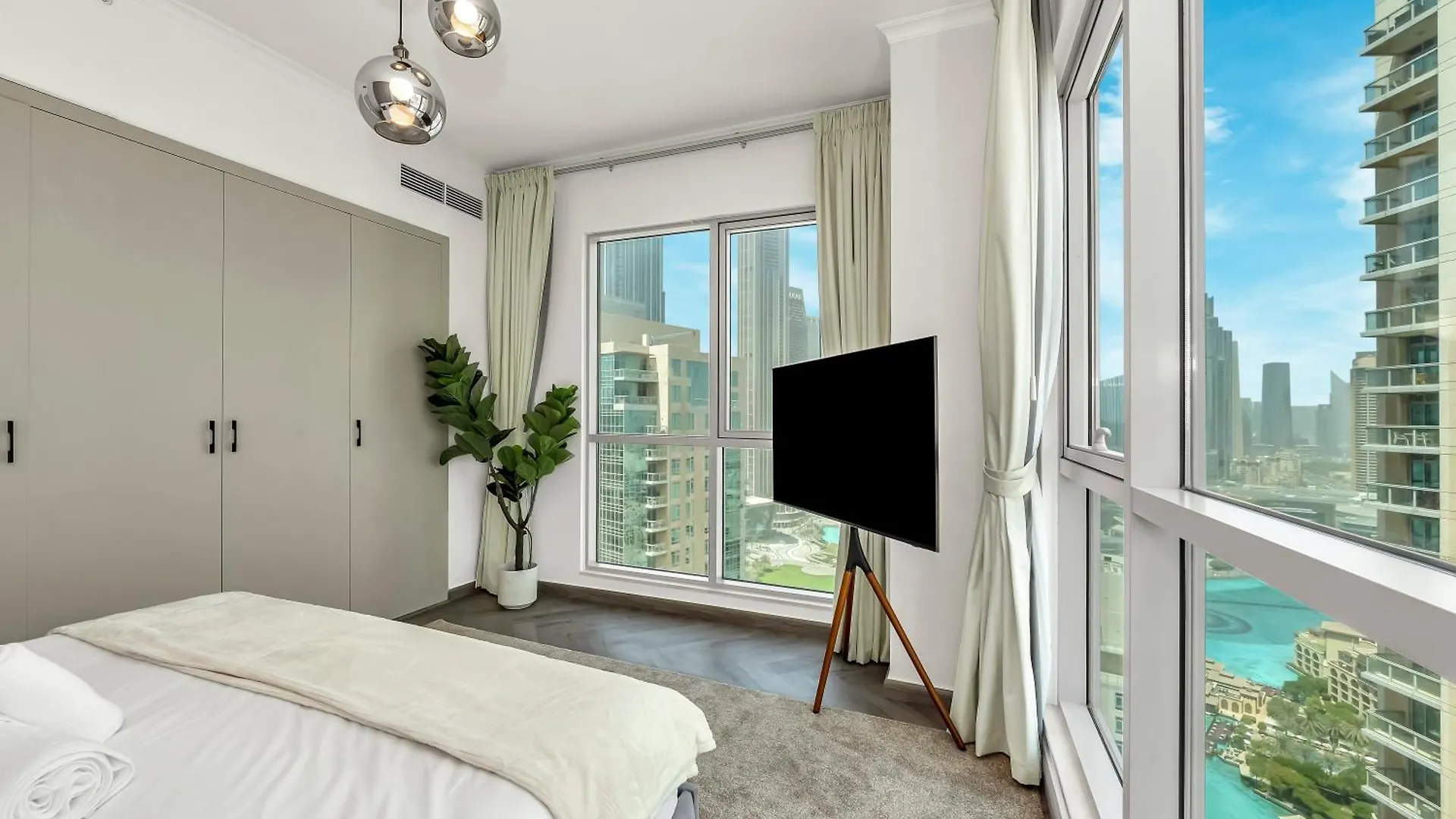 Luxe 4 Bedroom Apartment I Burj Khalifa & Fountain Views I Free Gym, Pool, Parking, Wi-Fi And Ps5 I By Skyline Serenity Dubai