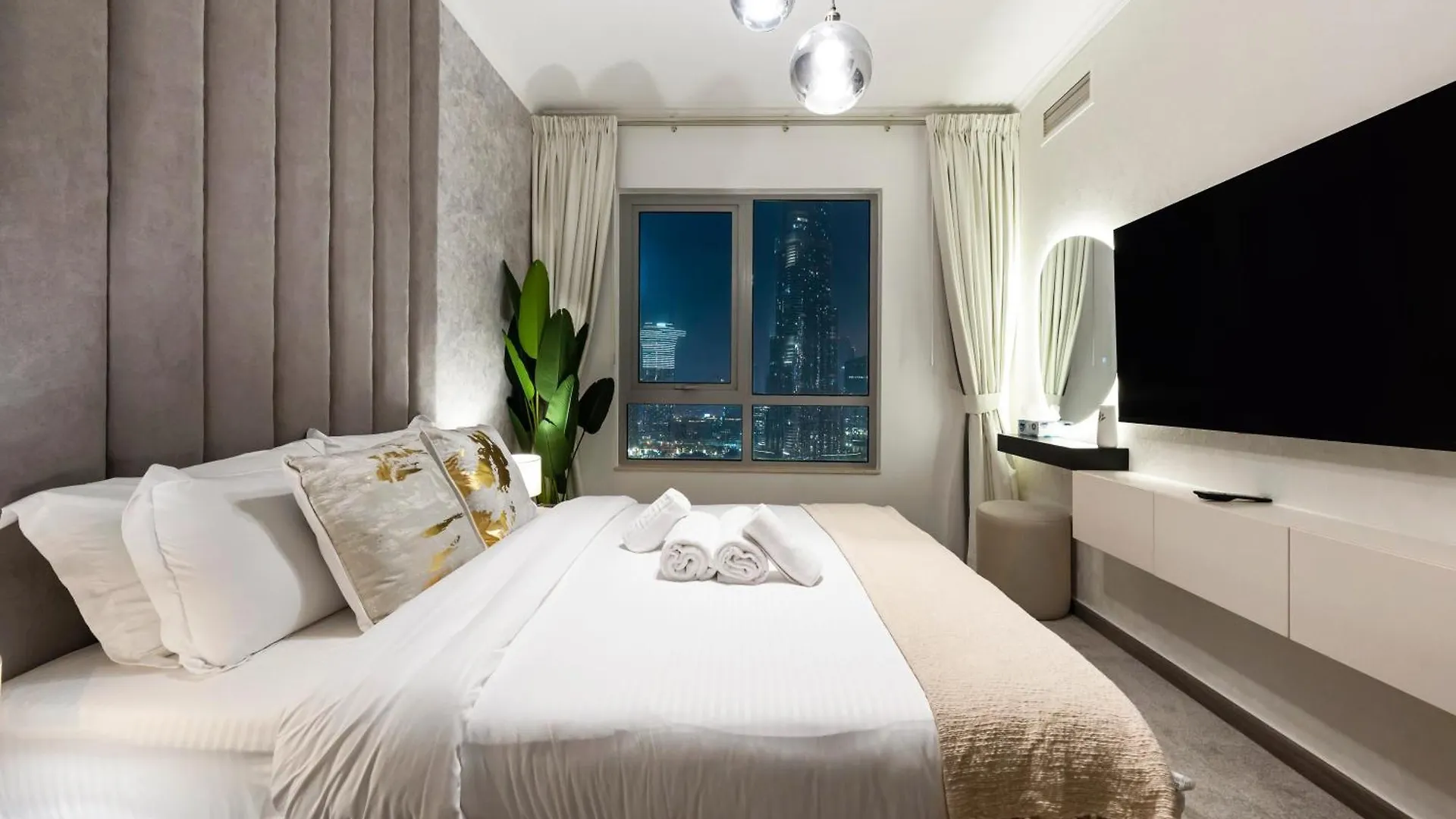 Luxe 4 Bedroom Apartment I Burj Khalifa & Fountain Views I Free Gym, Pool, Parking, Wi-Fi And Ps5 I By Skyline Serenity Dubai