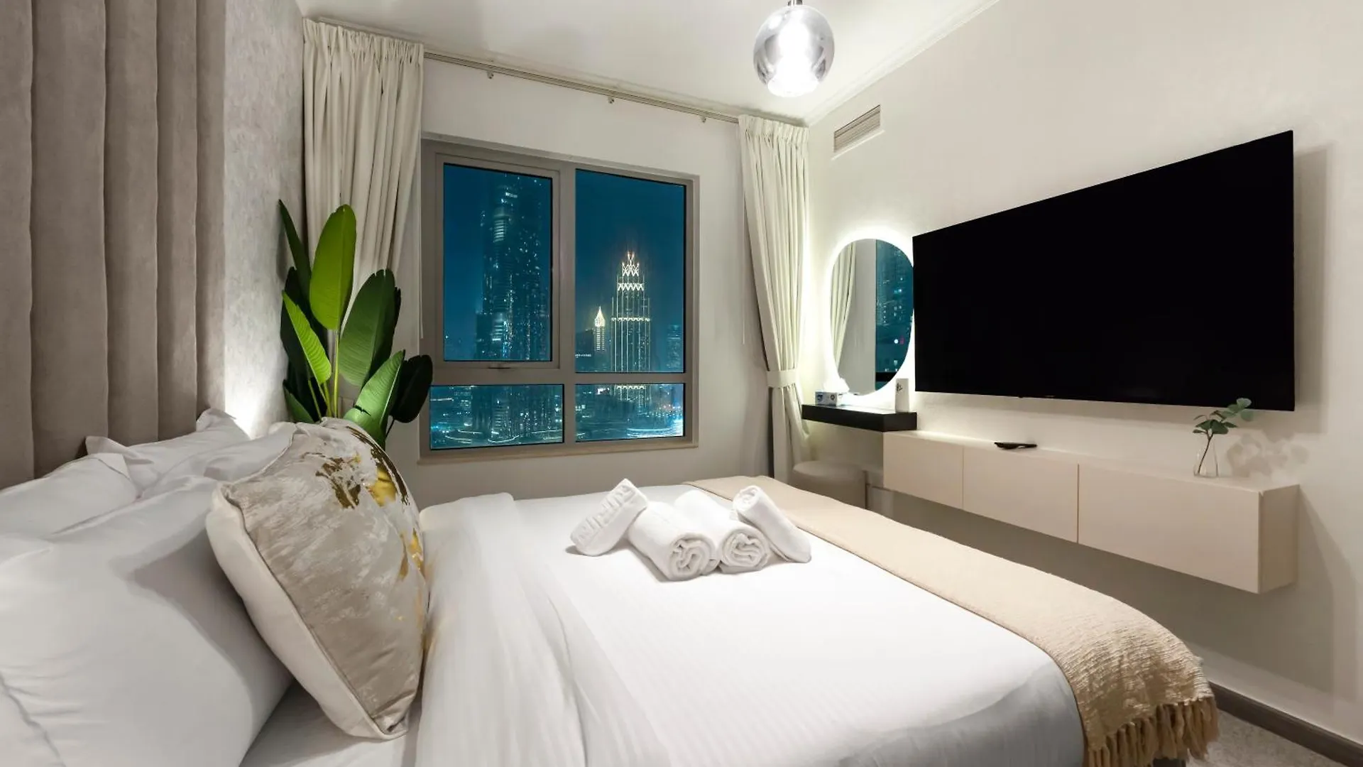 Luxe 4 Bedroom Apartment I Burj Khalifa & Fountain Views I Free Gym, Pool, Parking, Wi-Fi And Ps5 I By Skyline Serenity Dubai