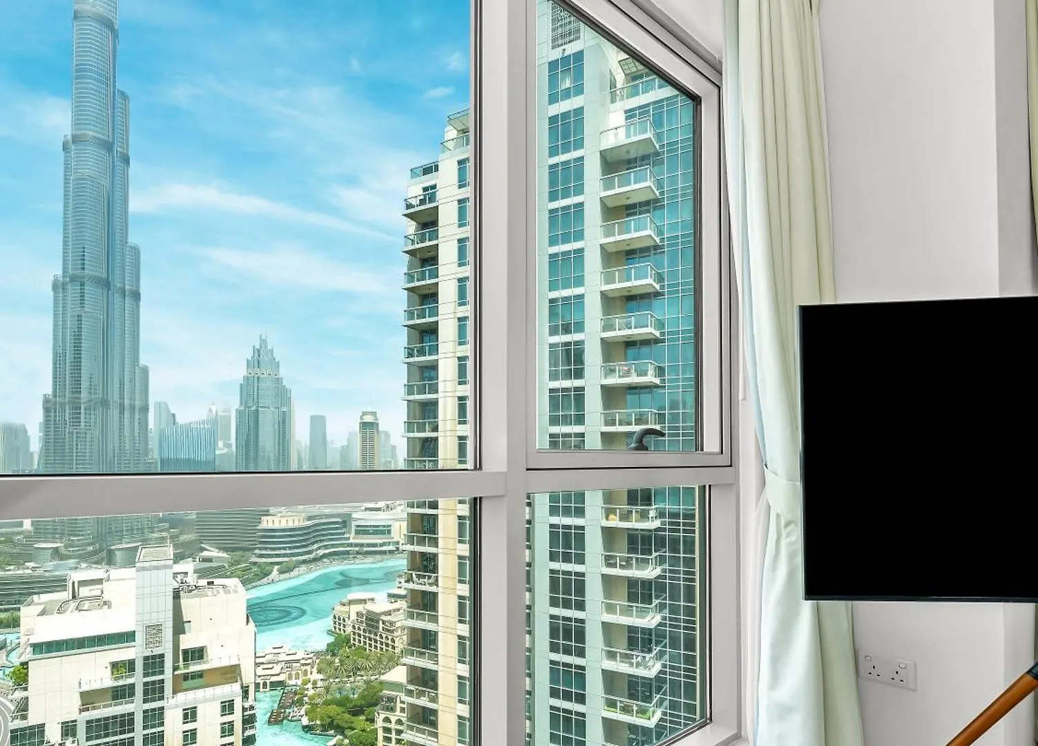 Luxe 4 Bedroom Apartment I Burj Khalifa & Fountain Views I Free Gym, Pool, Parking, Wi-Fi And Ps5 I By Skyline Serenity Dubai
