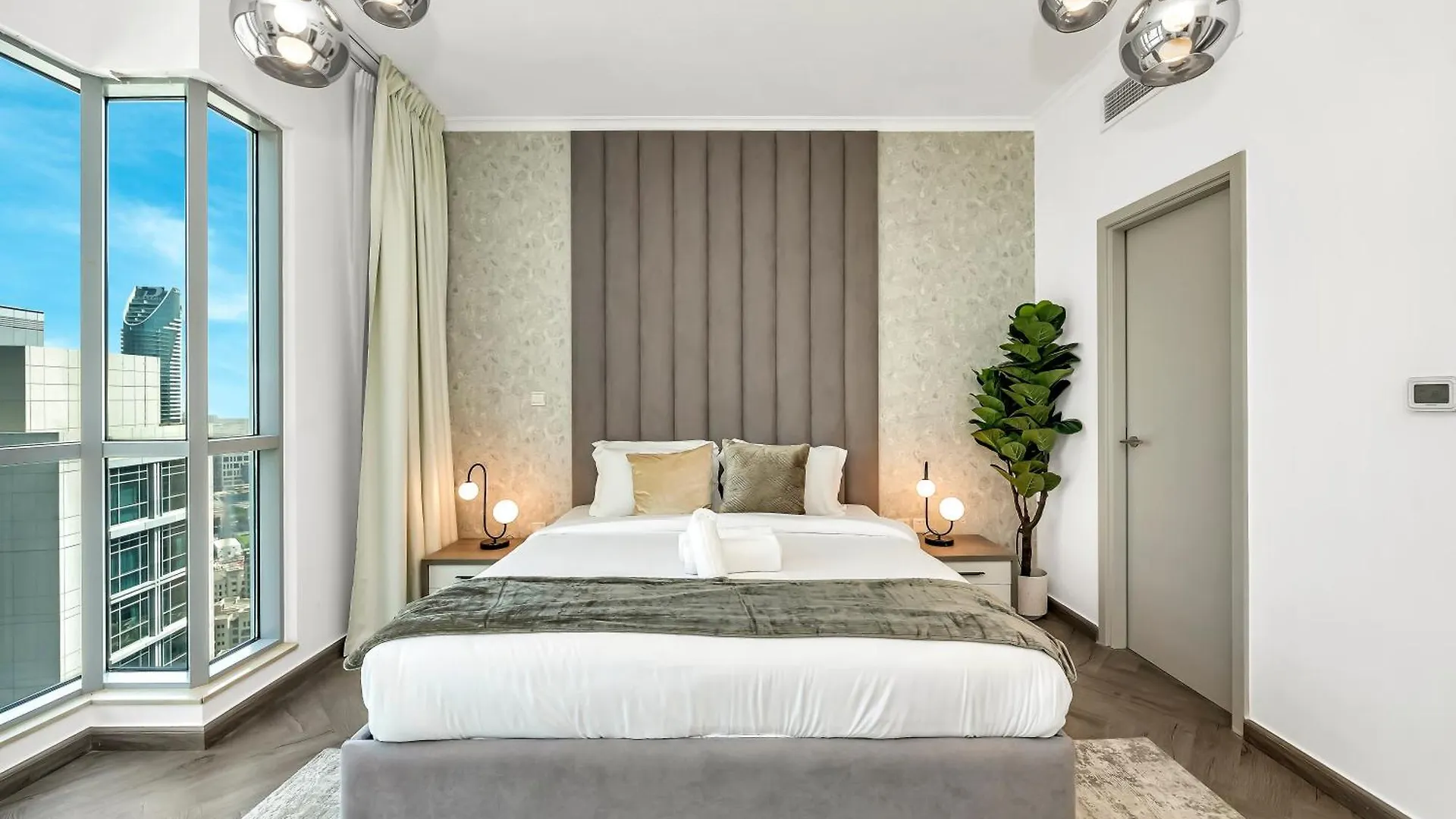 Luxe 4 Bedroom Apartment I Burj Khalifa & Fountain Views I Free Gym, Pool, Parking, Wi-Fi And Ps5 I By Skyline Serenity Dubai