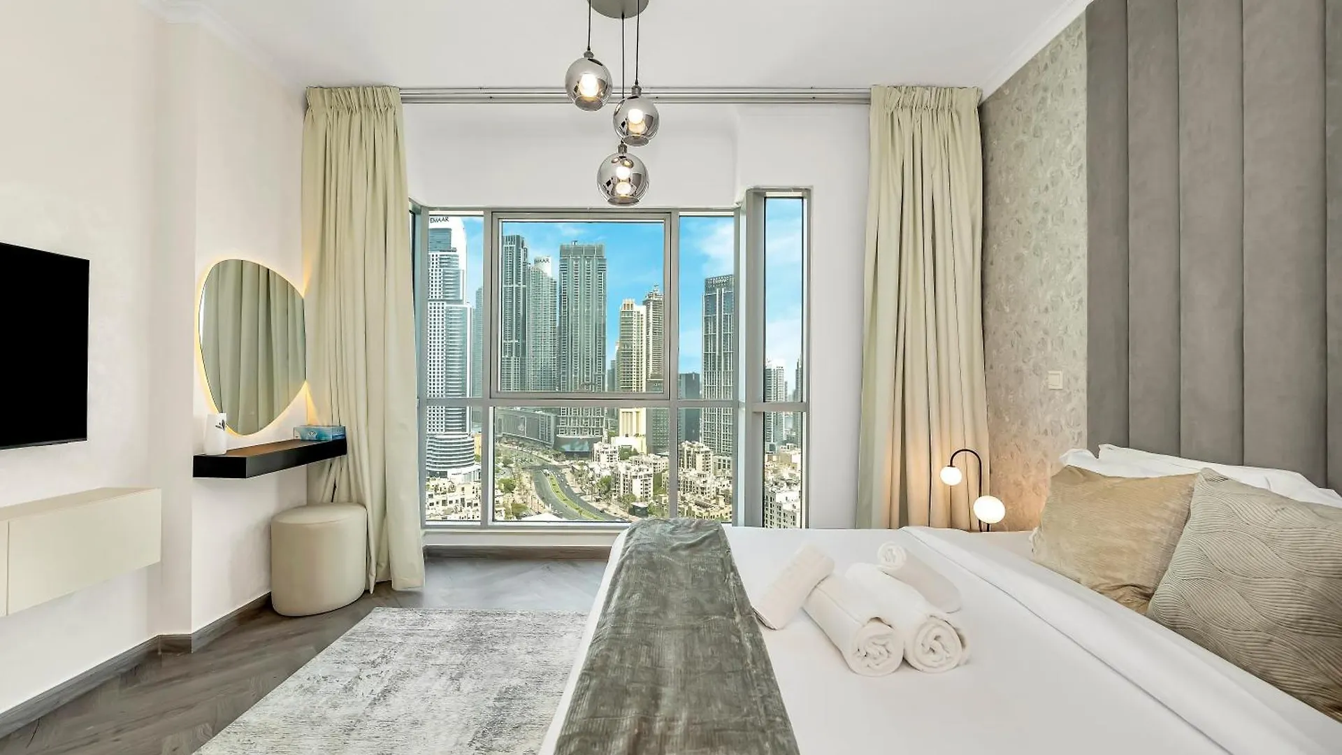 Luxe 4 Bedroom Apartment I Burj Khalifa & Fountain Views I Free Gym, Pool, Parking, Wi-Fi And Ps5 I By Skyline Serenity Dubai