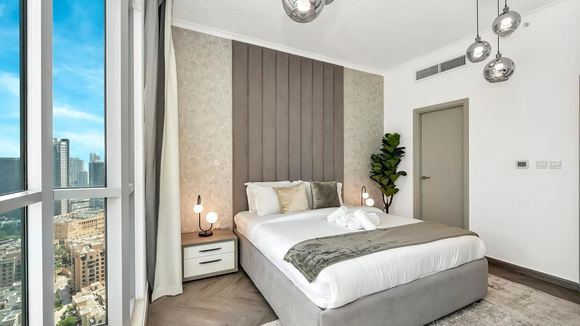 Luxe 4 Bedroom Apartment I Burj Khalifa & Fountain Views I Free Gym, Pool, Parking, Wi-Fi And Ps5 I By Skyline Serenity Dubai