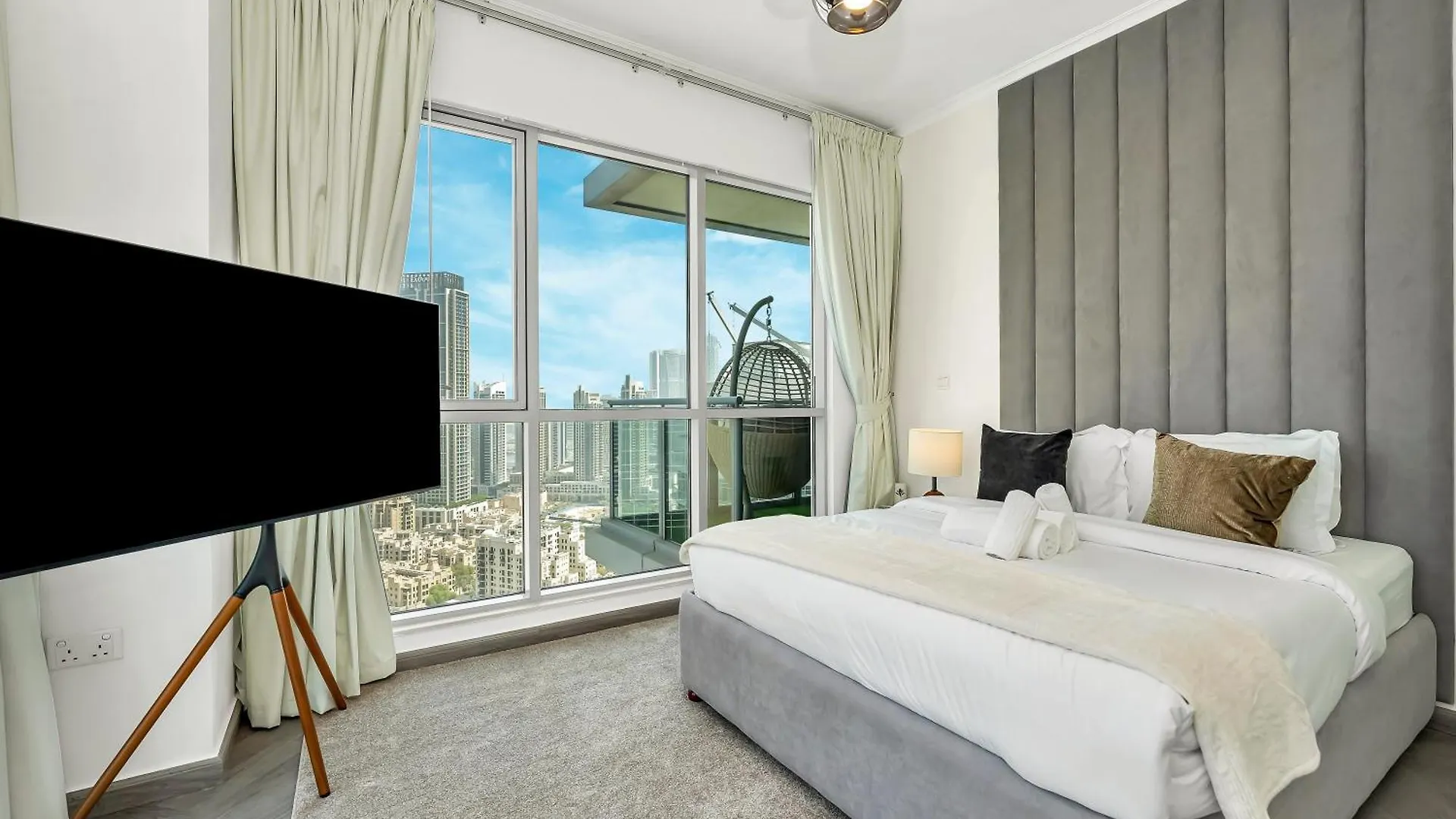 Luxe 4 Bedroom Apartment I Burj Khalifa & Fountain Views I Free Gym, Pool, Parking, Wi-Fi And Ps5 I By Skyline Serenity Dubai