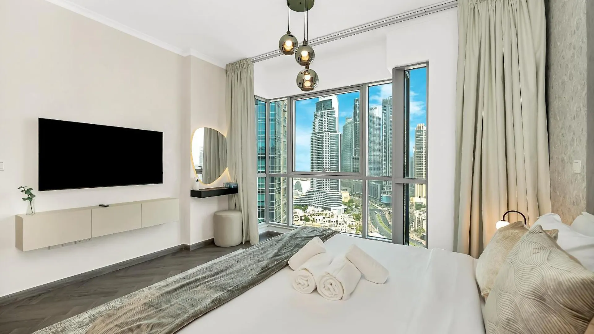 Luxe 4 Bedroom Apartment I Burj Khalifa & Fountain Views I Free Gym, Pool, Parking, Wi-Fi And Ps5 I By Skyline Serenity Dubai United Arab Emirates
