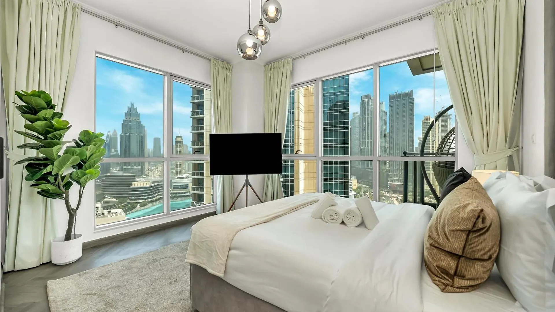 Luxe 4 Bedroom Apartment I Burj Khalifa & Fountain Views I Free Gym, Pool, Parking, Wi-Fi And Ps5 I By Skyline Serenity Dubai United Arab Emirates