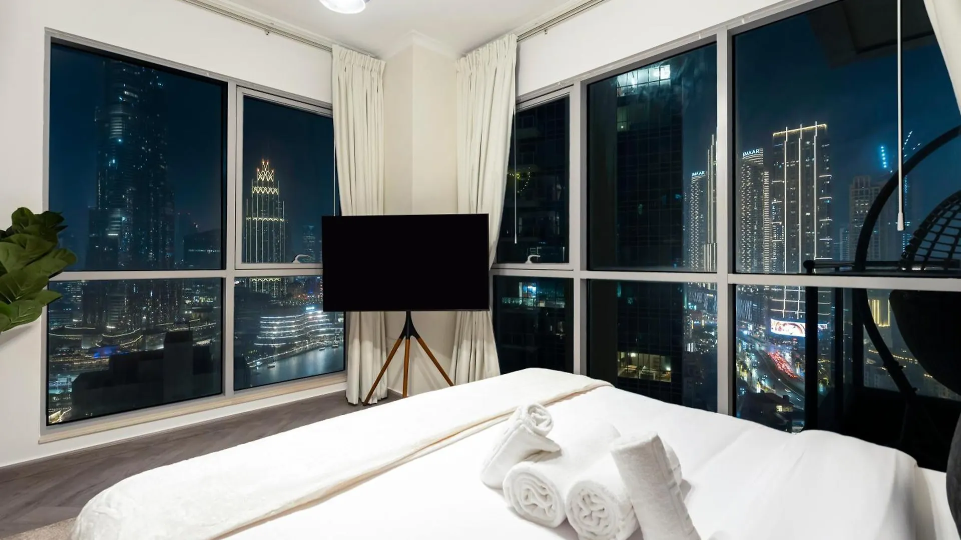 Luxe 4 Bedroom Apartment I Burj Khalifa & Fountain Views I Free Gym, Pool, Parking, Wi-Fi And Ps5 I By Skyline Serenity Dubai 0*,  United Arab Emirates