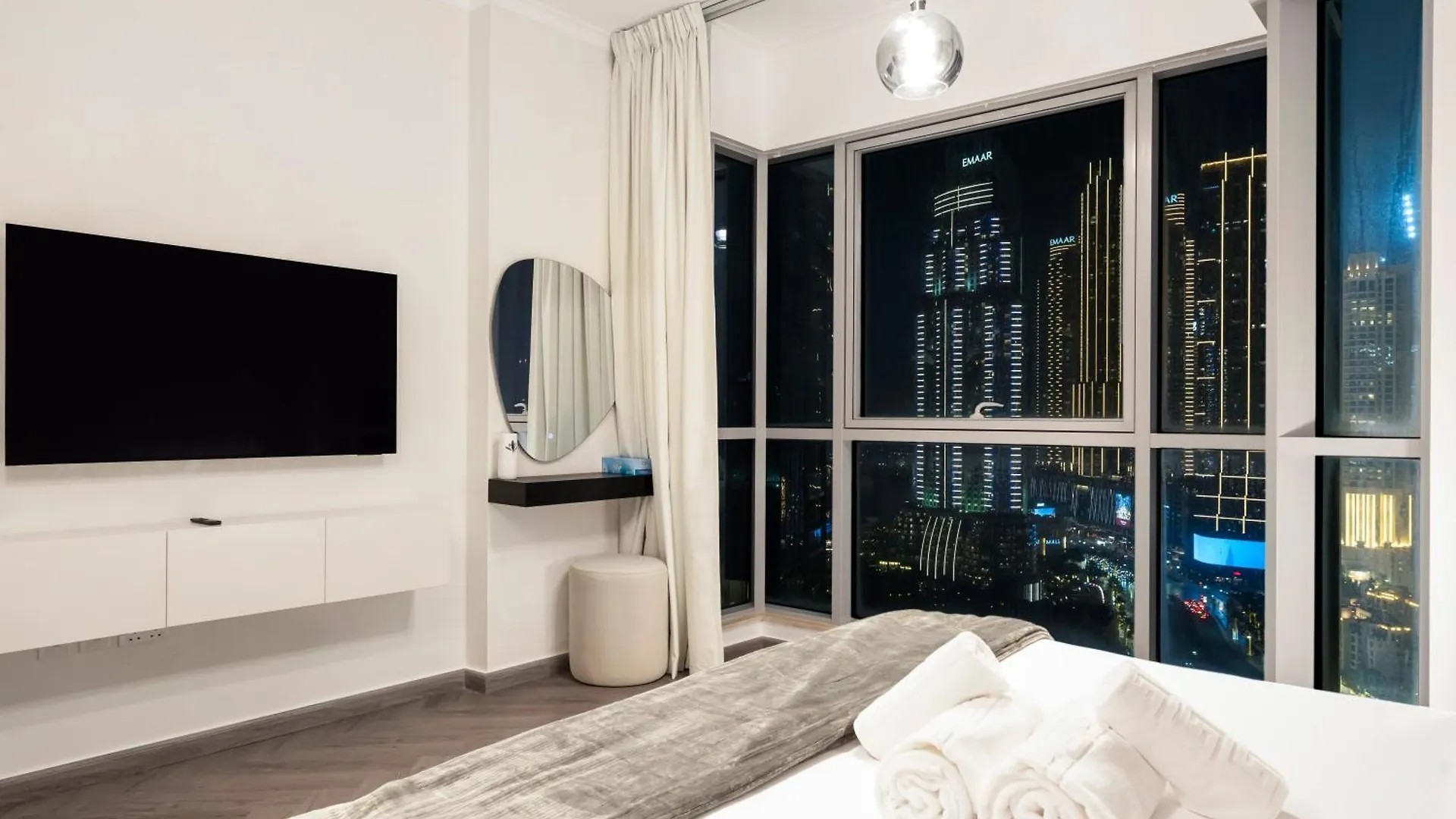 Luxe 4 Bedroom Apartment I Burj Khalifa & Fountain Views I Free Gym, Pool, Parking, Wi-Fi And Ps5 I By Skyline Serenity Dubai 0*,  United Arab Emirates