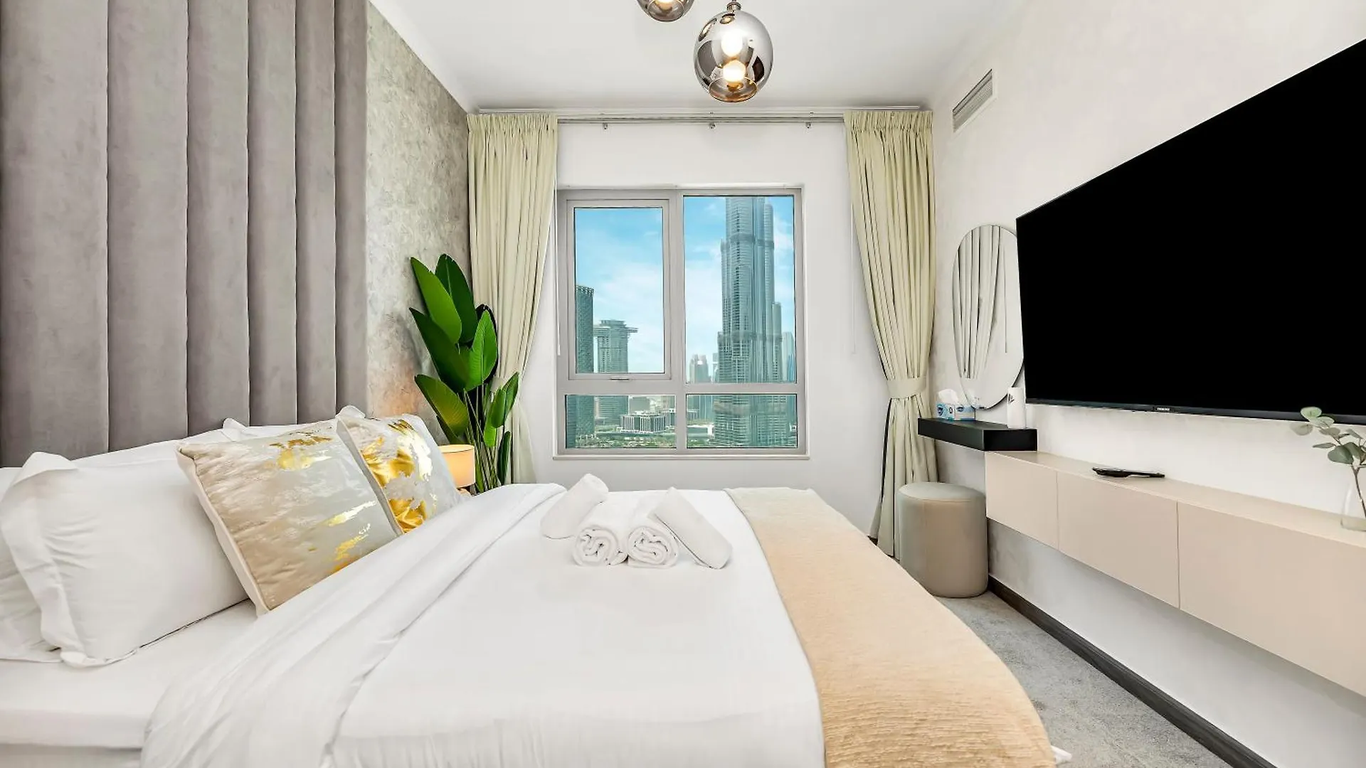 Luxe 4 Bedroom Apartment I Burj Khalifa & Fountain Views I Free Gym, Pool, Parking, Wi-Fi And Ps5 I By Skyline Serenity Dubai