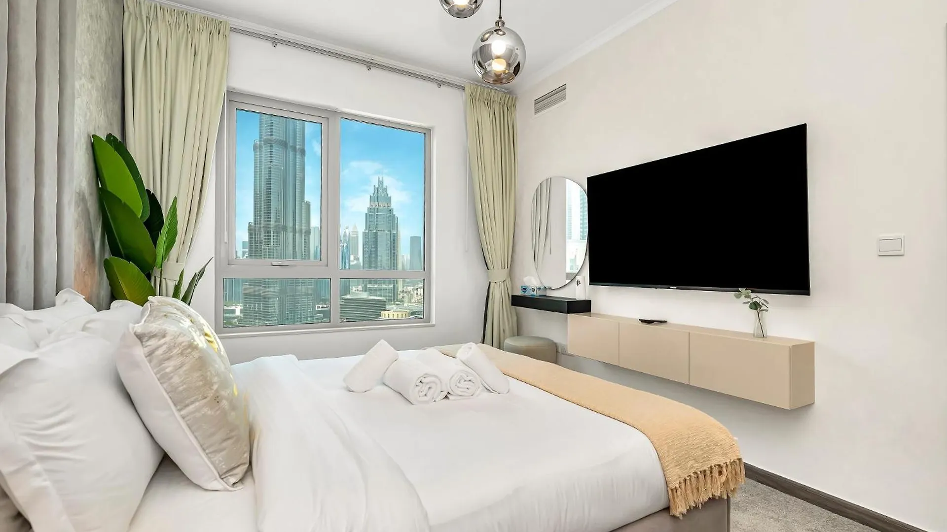 Luxe 4 Bedroom Apartment I Burj Khalifa & Fountain Views I Free Gym, Pool, Parking, Wi-Fi And Ps5 I By Skyline Serenity Dubai