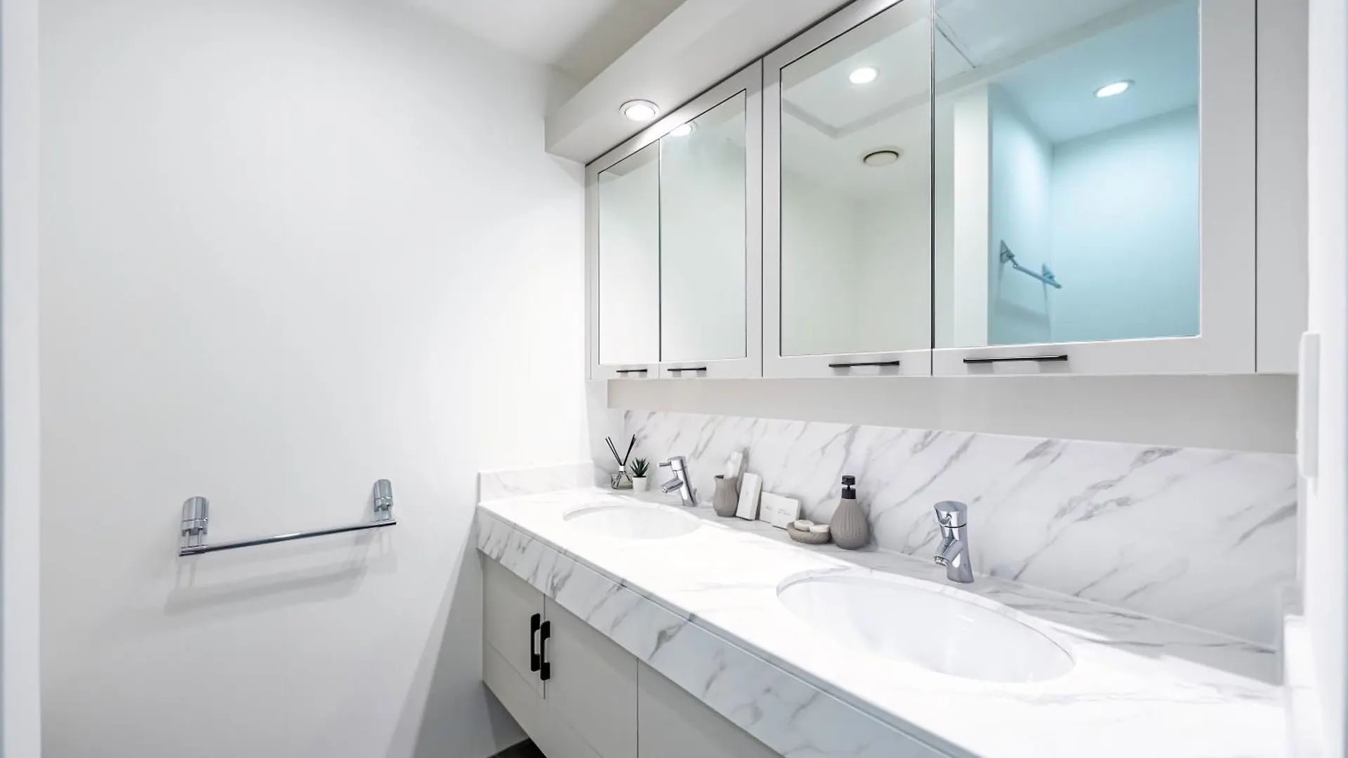 Luxe 4 Bedroom Apartment I Burj Khalifa & Fountain Views I Free Gym, Pool, Parking, Wi-Fi And Ps5 I By Skyline Serenity Dubai 0*,
