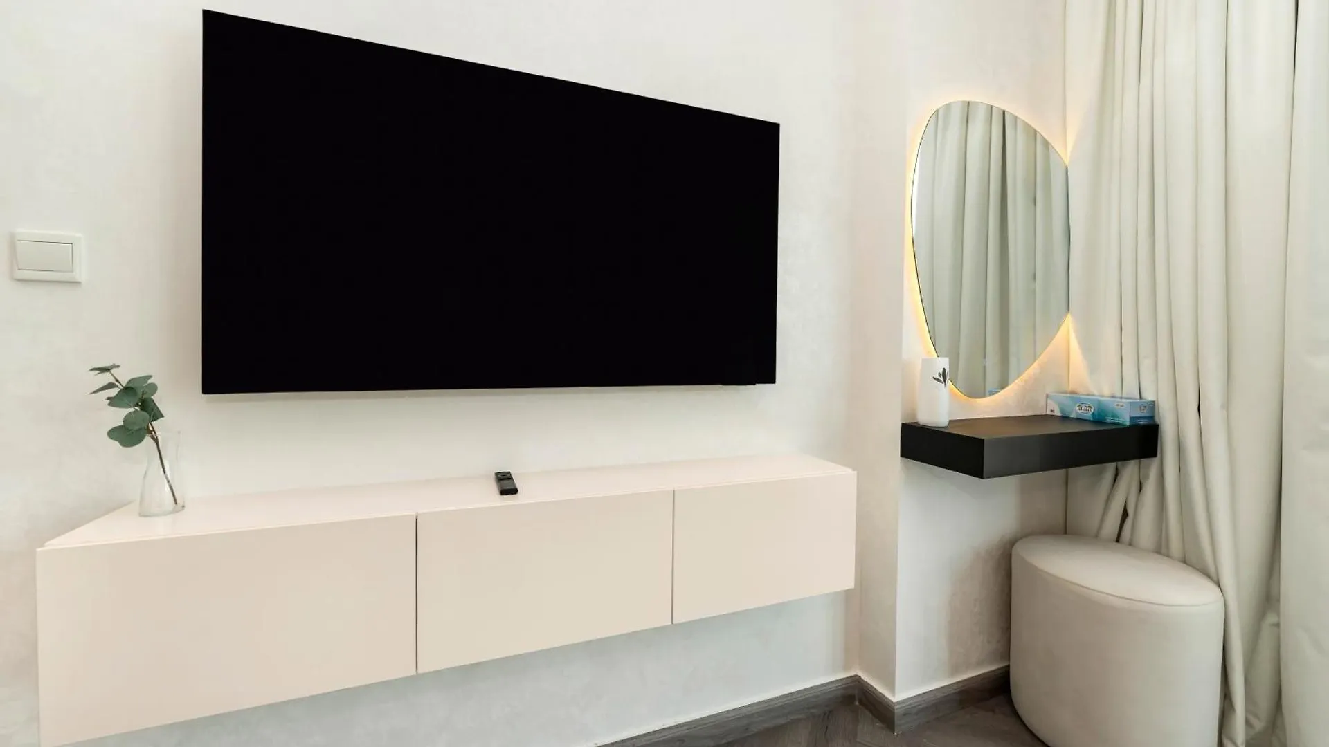 Luxe 4 Bedroom Apartment I Burj Khalifa & Fountain Views I Free Gym, Pool, Parking, Wi-Fi And Ps5 I By Skyline Serenity Dubai