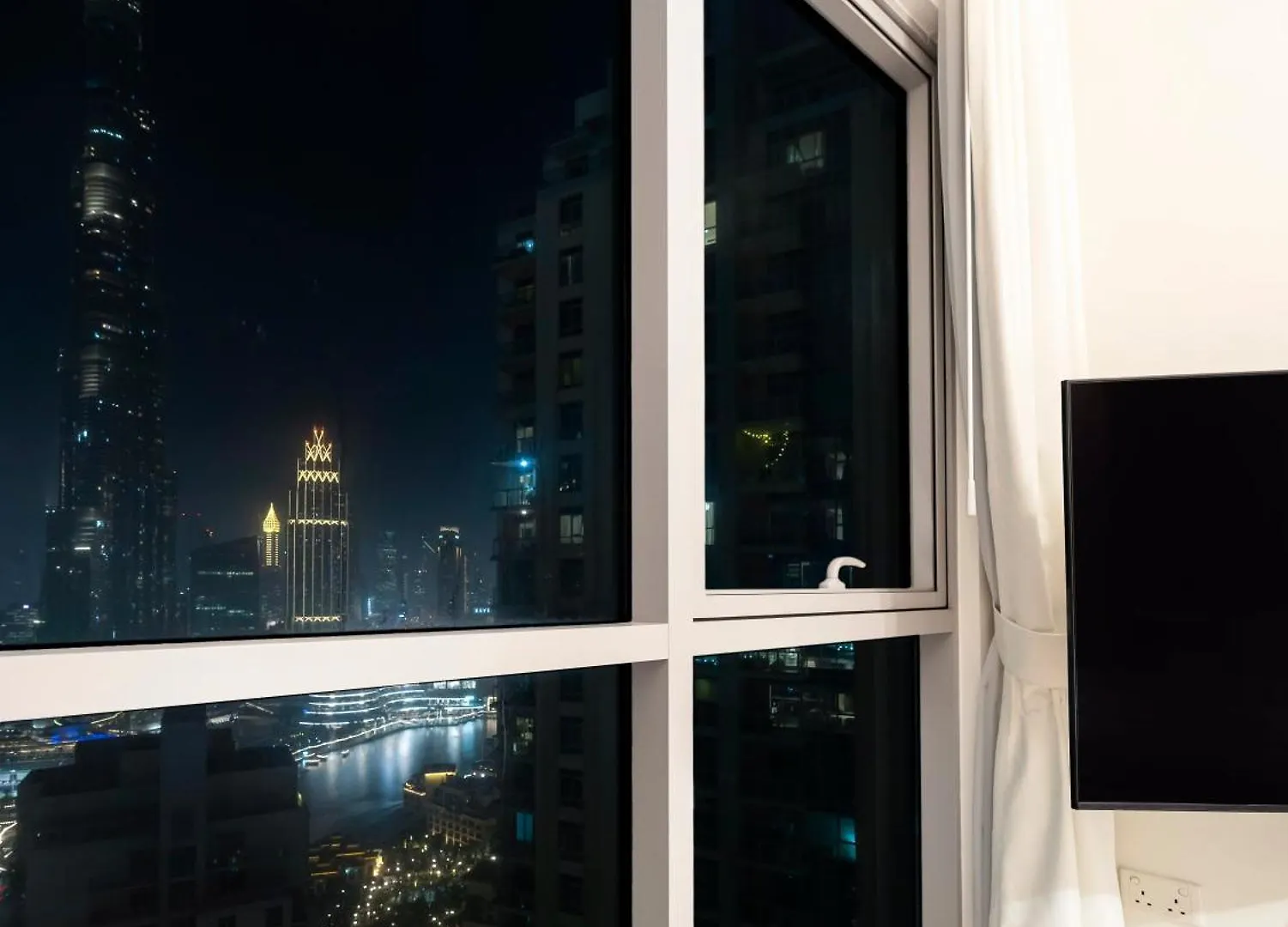 Luxe 4 Bedroom Apartment I Burj Khalifa & Fountain Views I Free Gym, Pool, Parking, Wi-Fi And Ps5 I By Skyline Serenity Dubai United Arab Emirates